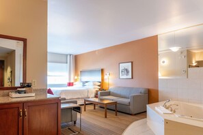 Luxe suite, 1 kingsize bed, niet-roken | Hypoallergeen beddengoed, een kluis op de kamer, een bureau