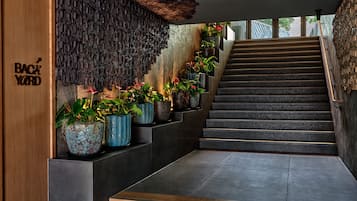 2 bars/lounges, lobby lounge