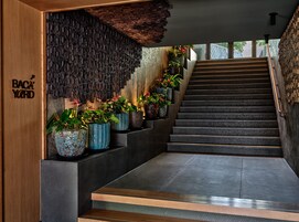 2 bars/lounges, lobby lounge