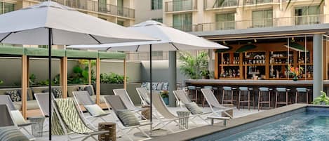 屋外プール、営業時間 8:00 ~ 22:00、カバナ (有料)、プール パラソル