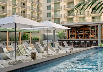 Outdoor pool, open 8:00 AM to 10:00 PM, cabanas (surcharge) at Romer House Waikiki 