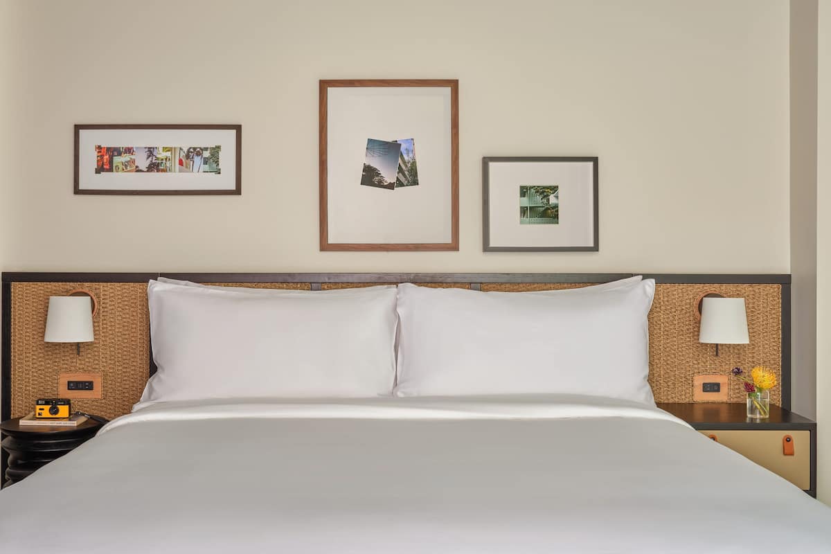 Deluxe Room, 1 King Bed, Balcony