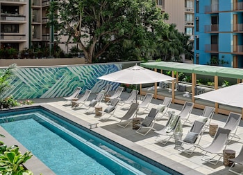 Outdoor pool, open 8:00 AM to 10:00 PM, cabanas (surcharge) at Romer House Waikiki 