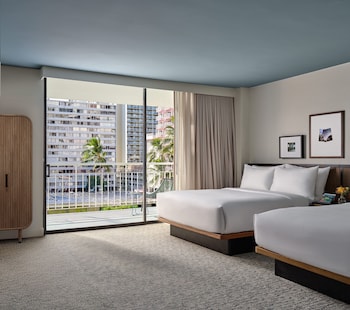 Premium bedding, pillowtop beds, in-room safe, blackout drapes at Romer House Waikiki 