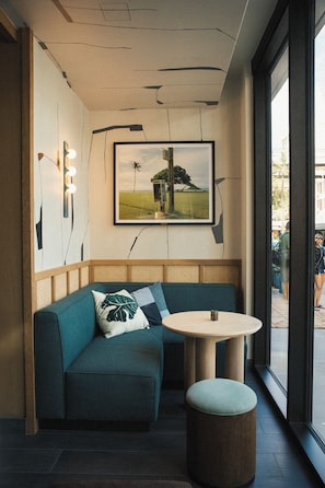 2 bars/lounges, lobby lounge