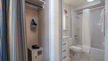 Une salle de bain avec douche, toilettes et lavabo.