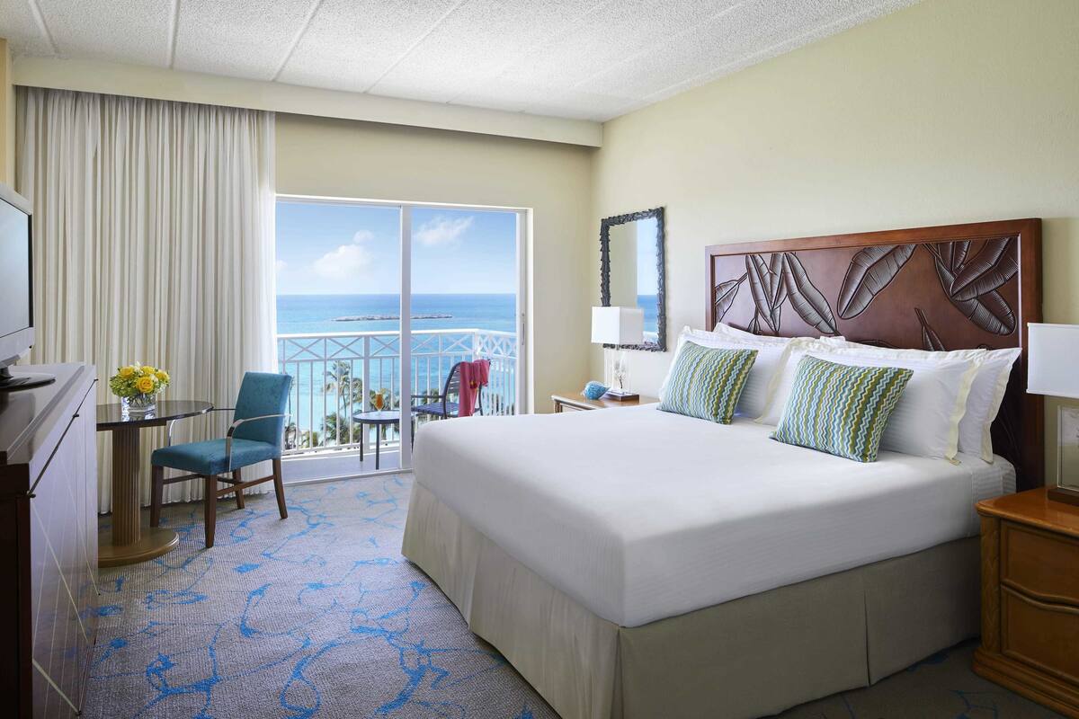 ملاءات للفراش لا تسبب الحساسية وخزنة داخل الغرفة وستائر تعتيم