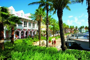 Outdoor dining - The Beach at Atlantis (Paradise Island)
