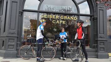 De ingang van een café met een bord waarop