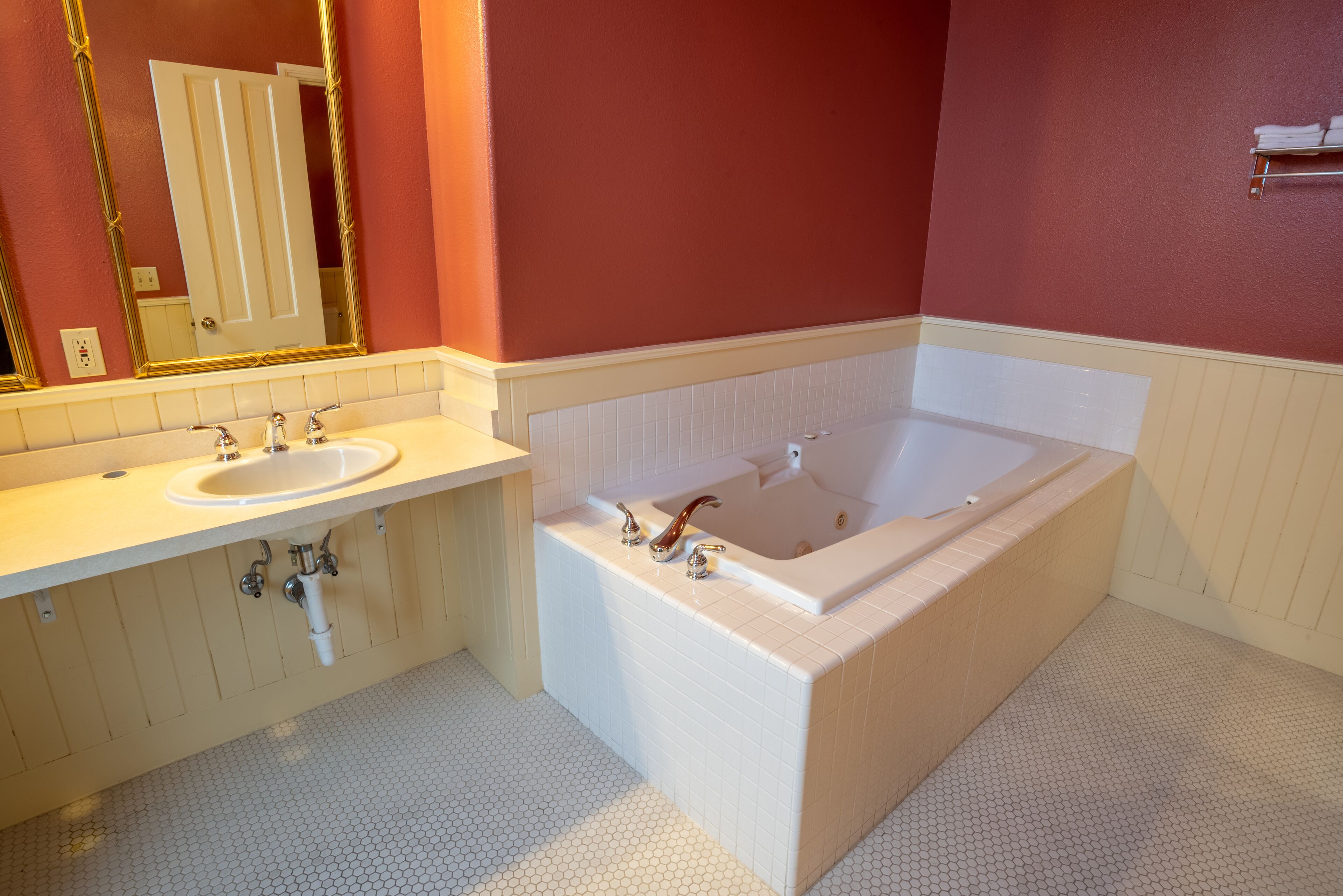 jacuzzi suite | bathroom | combined shower/bathtub, deep-soaking bathtub, rainfall showerhead
