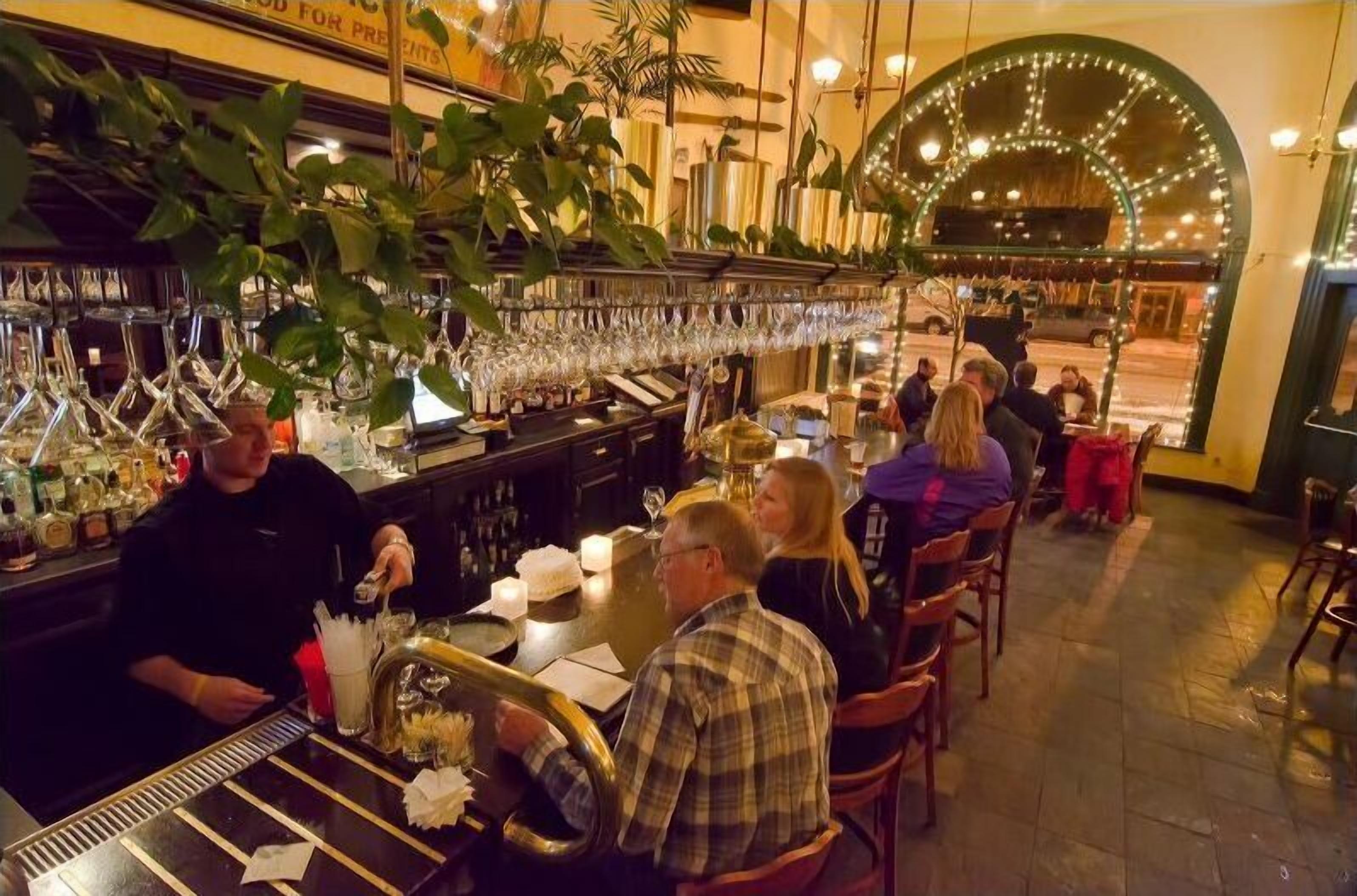 Gastropub, al fresco dining, open daily