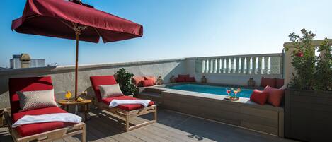 Piscine extérieure (ouverte en saison), parasols de plage
