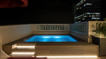 Seasonal outdoor pool, pool umbrellas, sun loungers