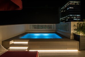 Seasonal outdoor pool, pool umbrellas, sun loungers