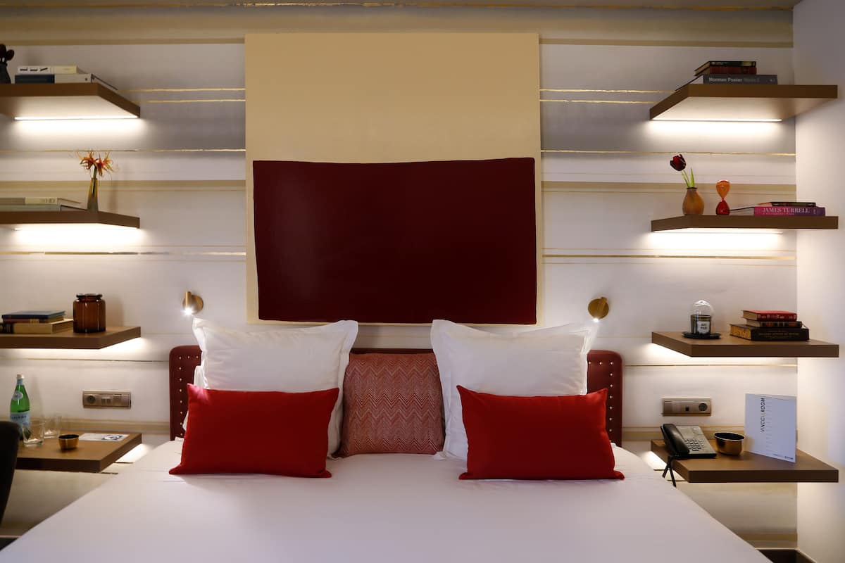 Premium bedding, down duvets, minibar, in-room safe