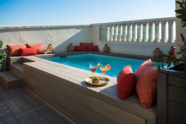 Seasonal outdoor pool, pool umbrellas, sun loungers - Vincci Mae (Barcelona)