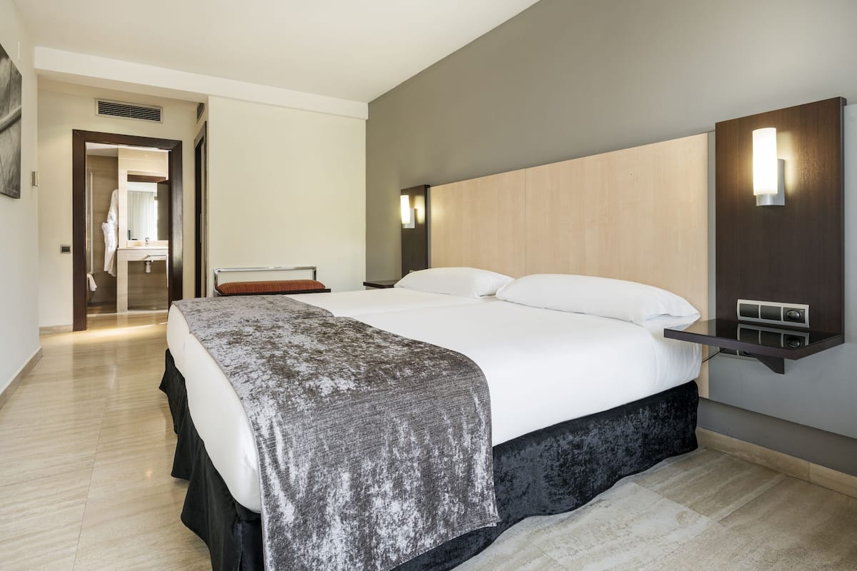 Minibar, coffres-forts dans les chambres, bureau, rideaux occultants