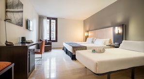 Minibar, Zimmersafe, Schreibtisch, Verdunkelungsvorhänge