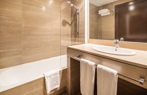 Combined shower/bathtub, eco-friendly toiletries, hair dryer, bidet - Hotel ILUNION Almirante (Barcelona)