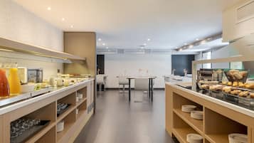 Petit déjeuner buffet (18 EUR par personne)