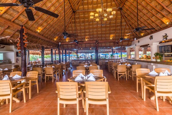 5 quầy bar/khu lounge, quầy bar ngay sát hồ bơi, quầy bar bên hồ bơi 