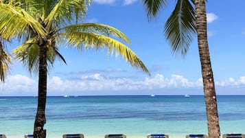 Privatstrand, Liegestühle, Strandtücher, Windsurfen