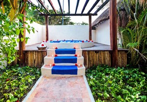 Sauna, hot tub, steam room, body treatments, aromatherapy