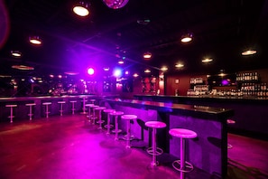 5 quầy bar/khu lounge, quầy bar ngay sát hồ bơi, quầy bar bên hồ bơi