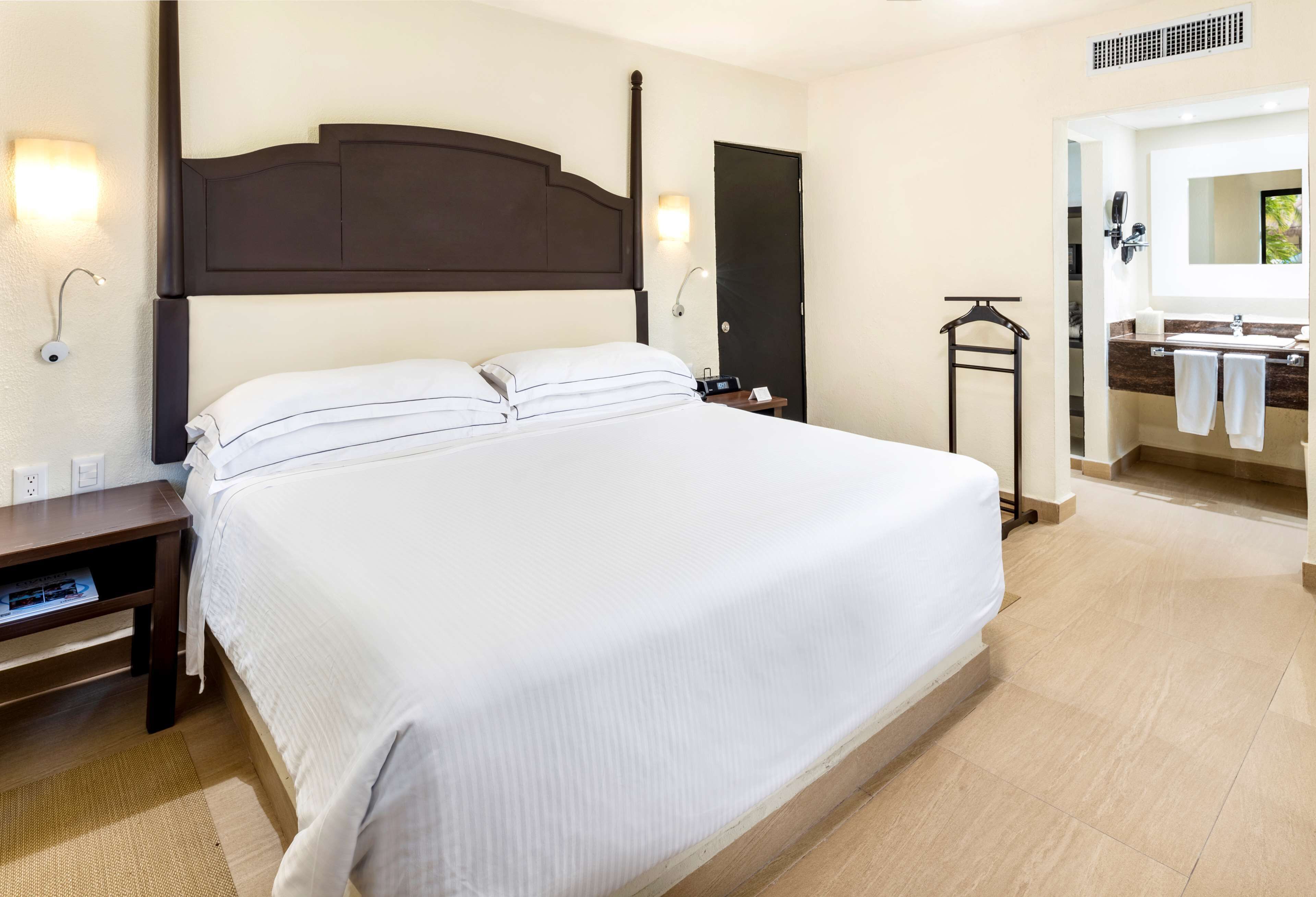 Premium Suite (Level) | Free minibar, in-room safe, blackout drapes, iron/ironing board