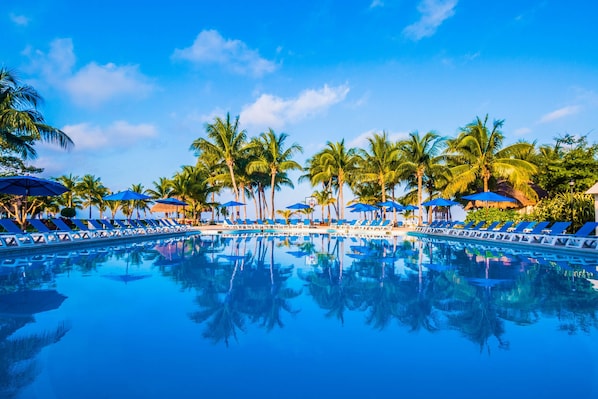 5 piscines extérieures, parasols, chaises longues