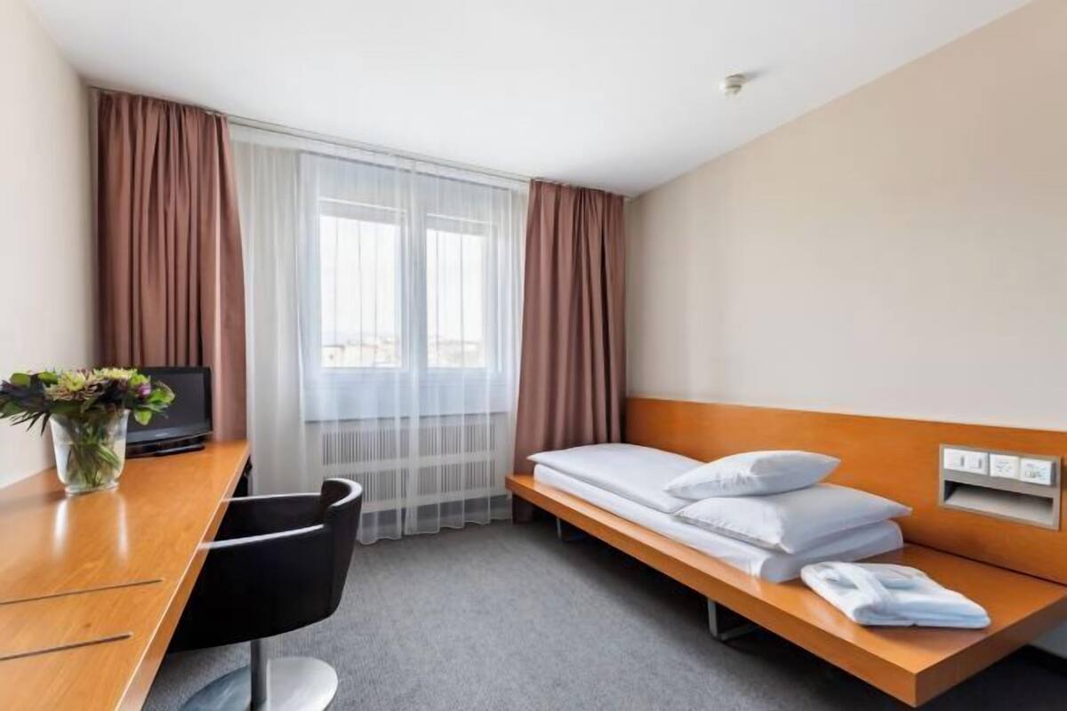 Minibar, caja de seguridad en la habitación y escritorio 