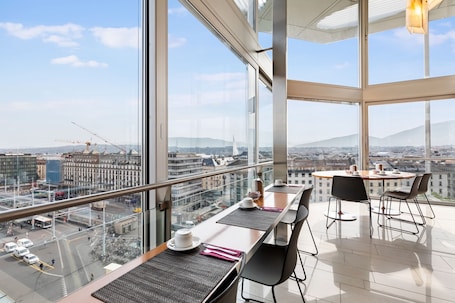 Café da manhã com buffet todos os dias (CHF 23 por pessoa)