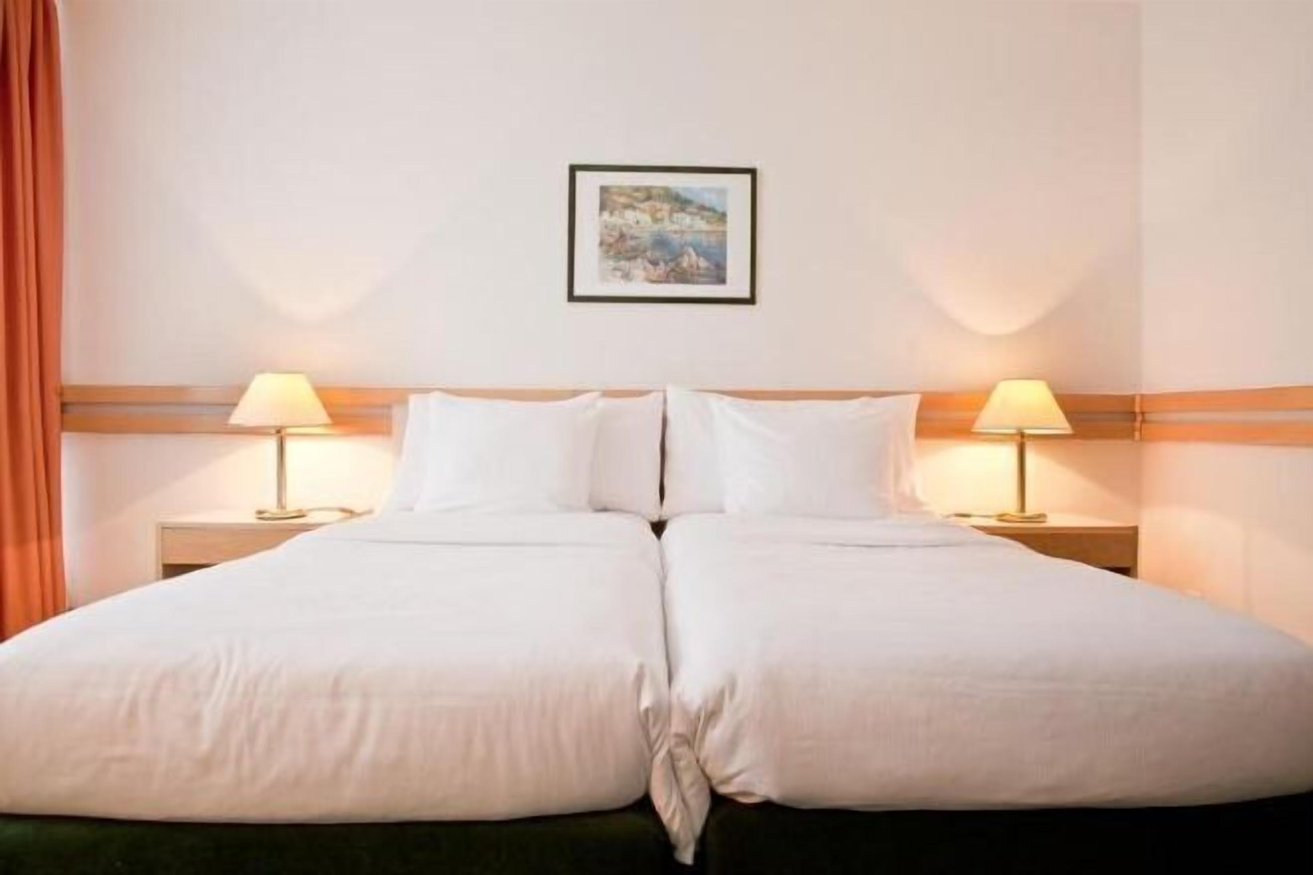 ملاءات للفراش لا تسبب الحساسية وميني بار وخزنة داخل الغرفة ومكتب