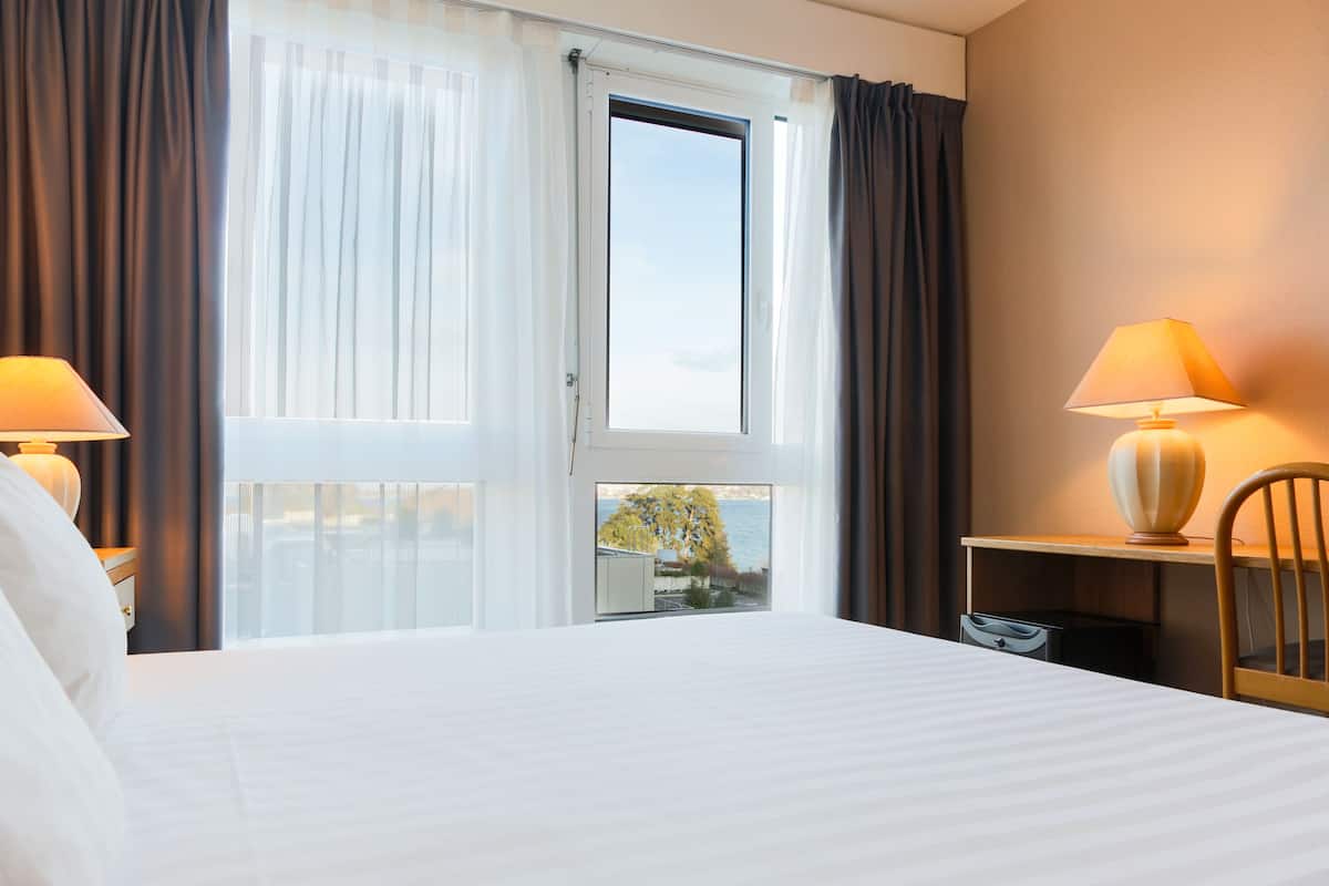 Hypo-allergenic bedding, minibar, in-room safe, desk