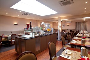 逢周末供应自助式早餐（每人 CHF 18）