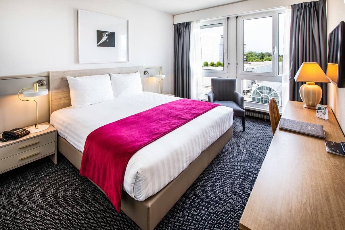 Premium Room | Hypo-allergenic bedding available, minibar, in-room safe, desk