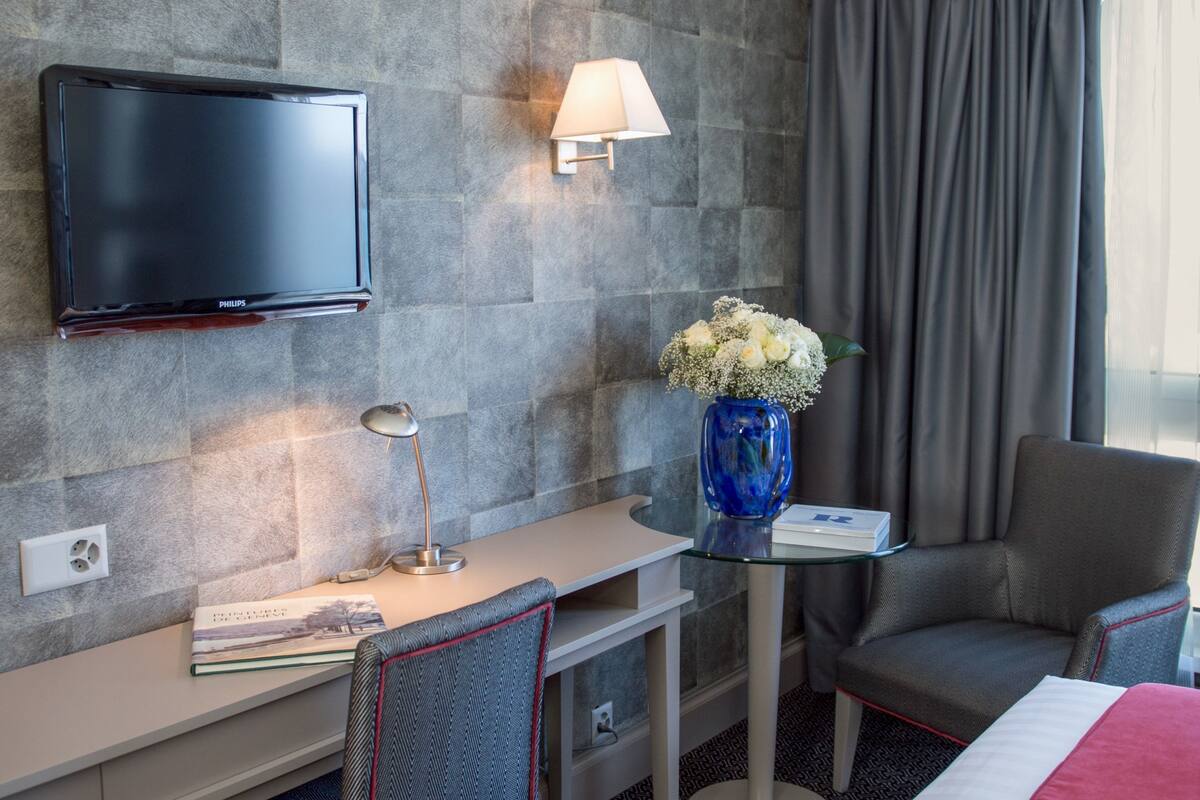 Executive Room | Hypo-allergenic bedding available, minibar, in-room safe, desk