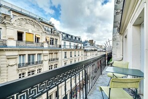 Outdoor dining - Villa Opera Drouot (Paris)