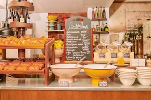 Colazione a buffet, servita tutte le mattine (15 EUR a persona) 