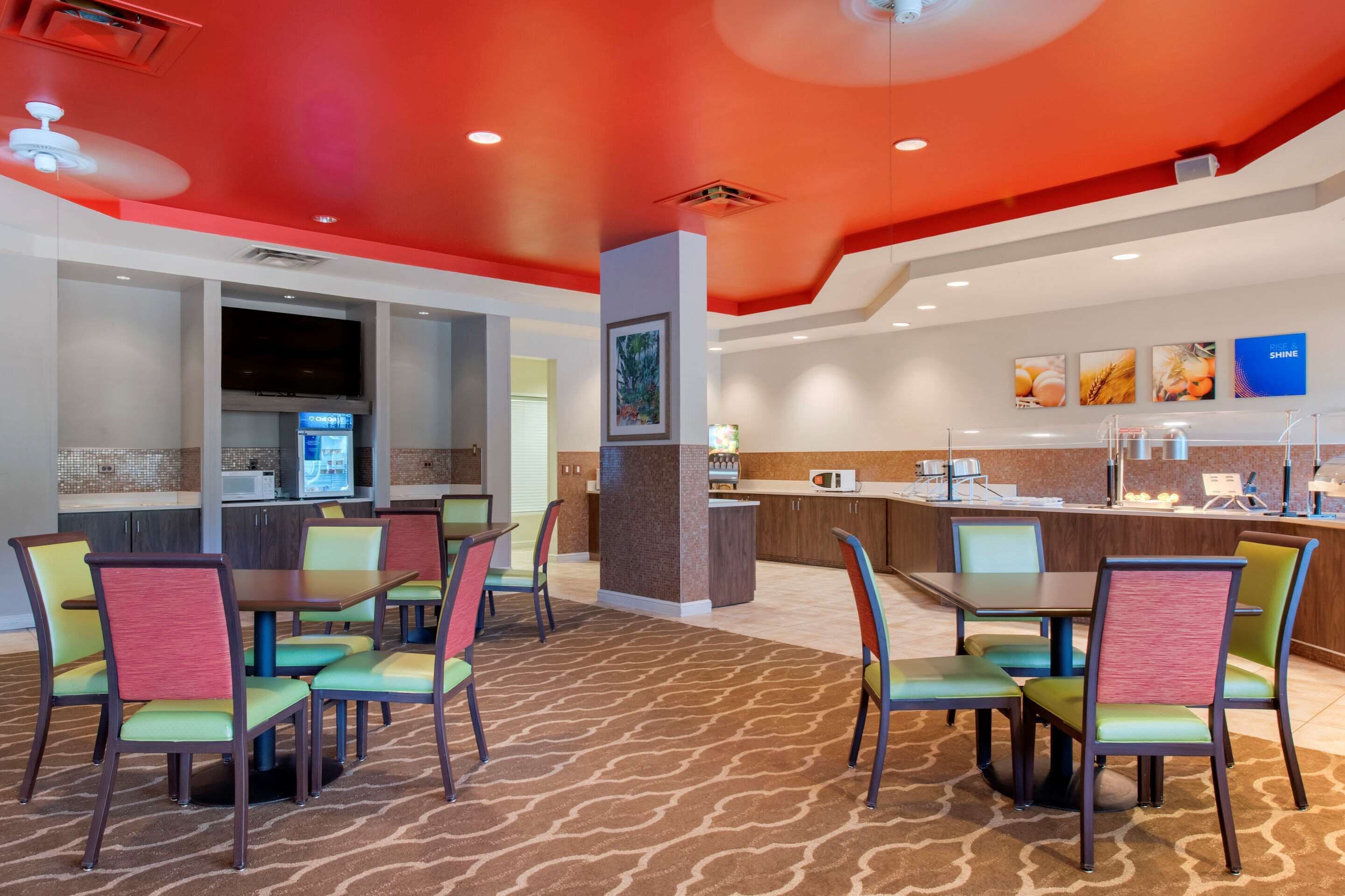 Photo - Comfort Suites Maingate East