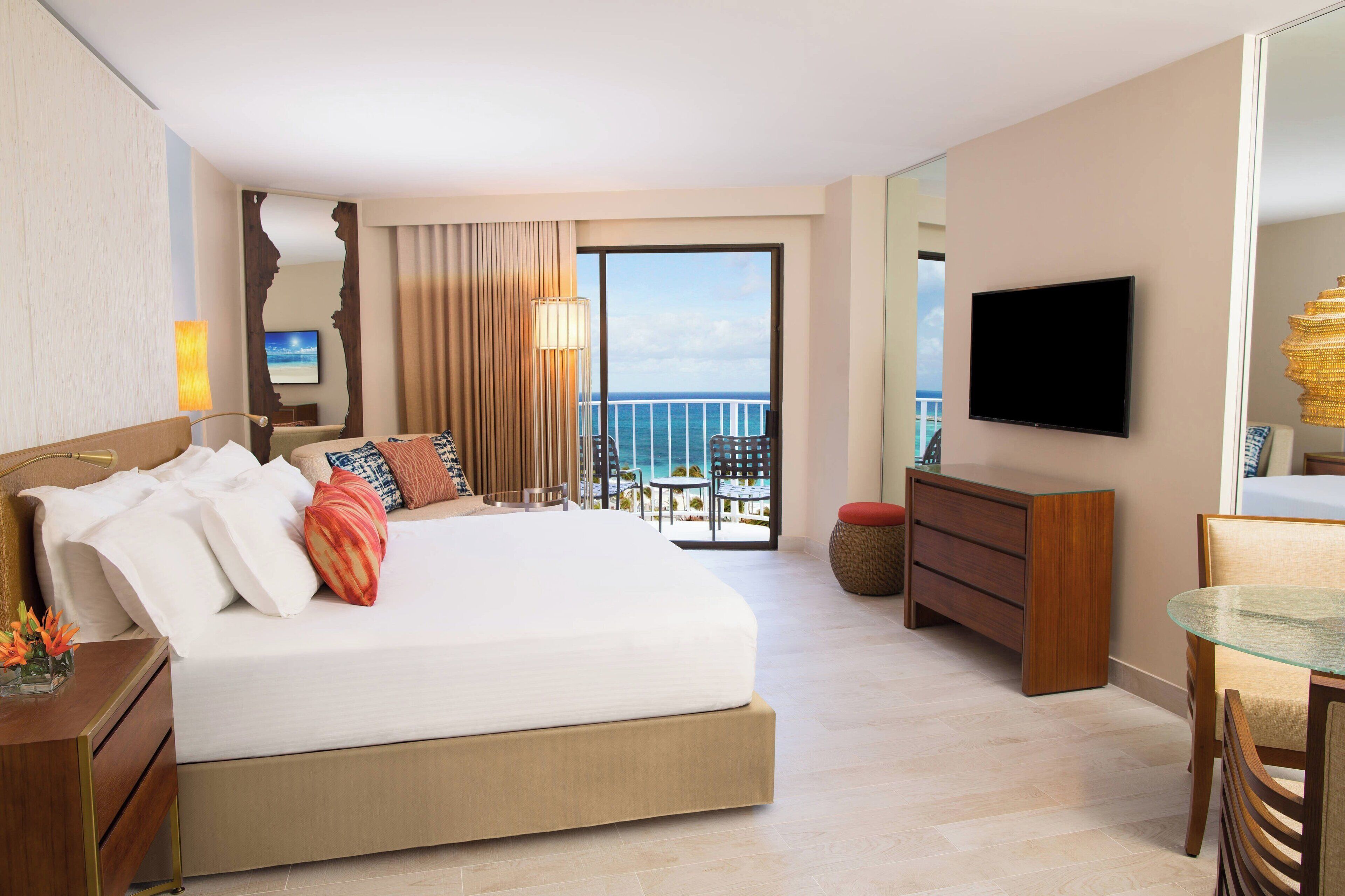 Hypo-allergenic bedding, in-room safe, desk, blackout drapes