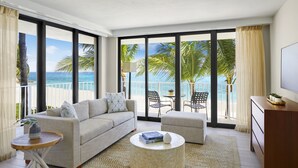 1 Bedroom Regal Suite | 거실 공간 | 케이블 채널 시청이 가능한 32인치 평면 TV, TV, 유료 영화