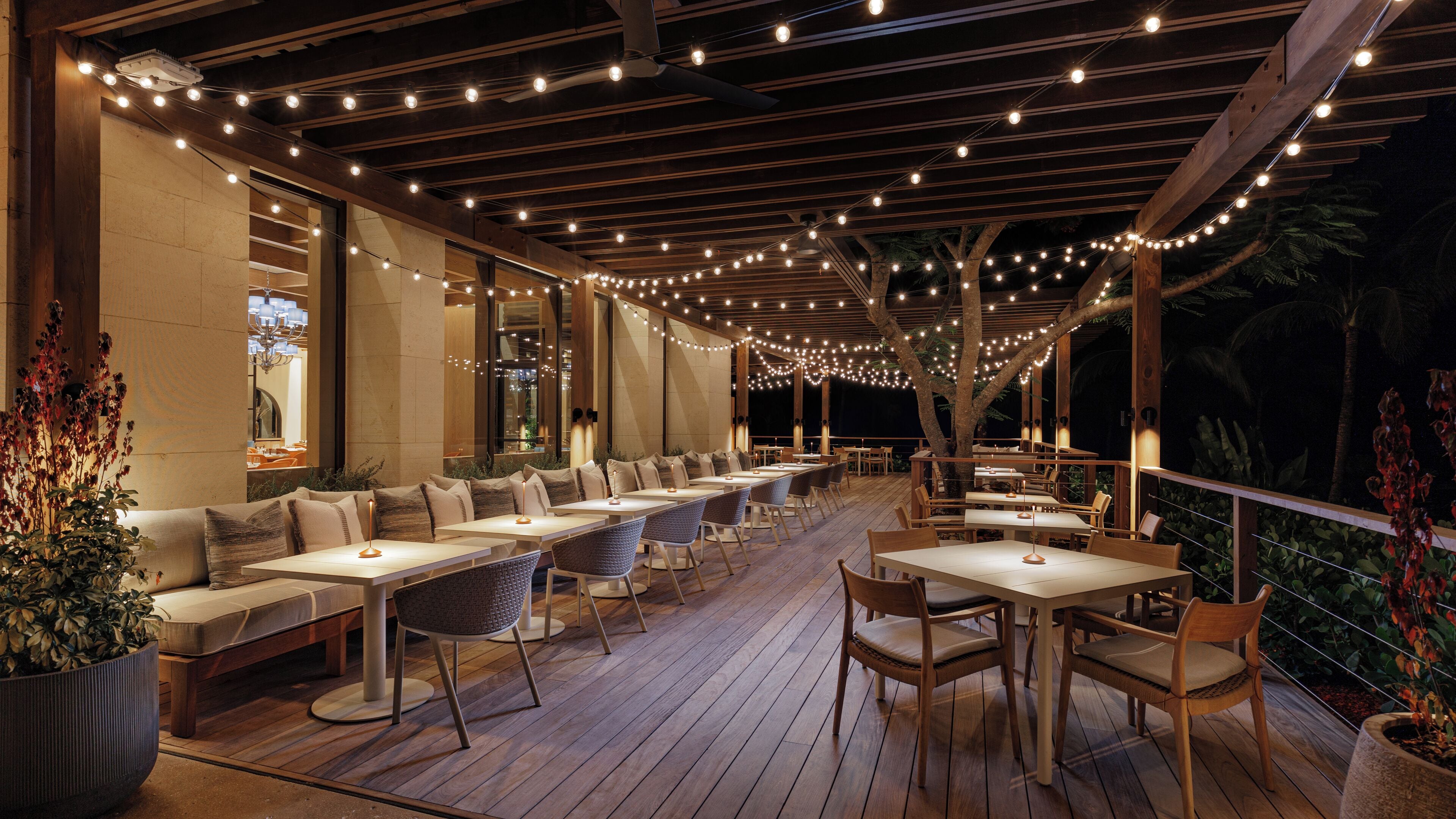 20 restaurantes; se sirven desayunos, almuerzos y cocina internacional 