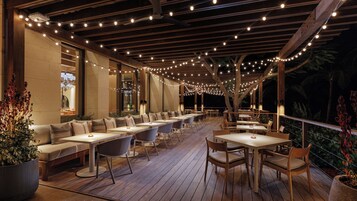 20 间餐厅，供应早餐、午餐和晚餐，国际美食