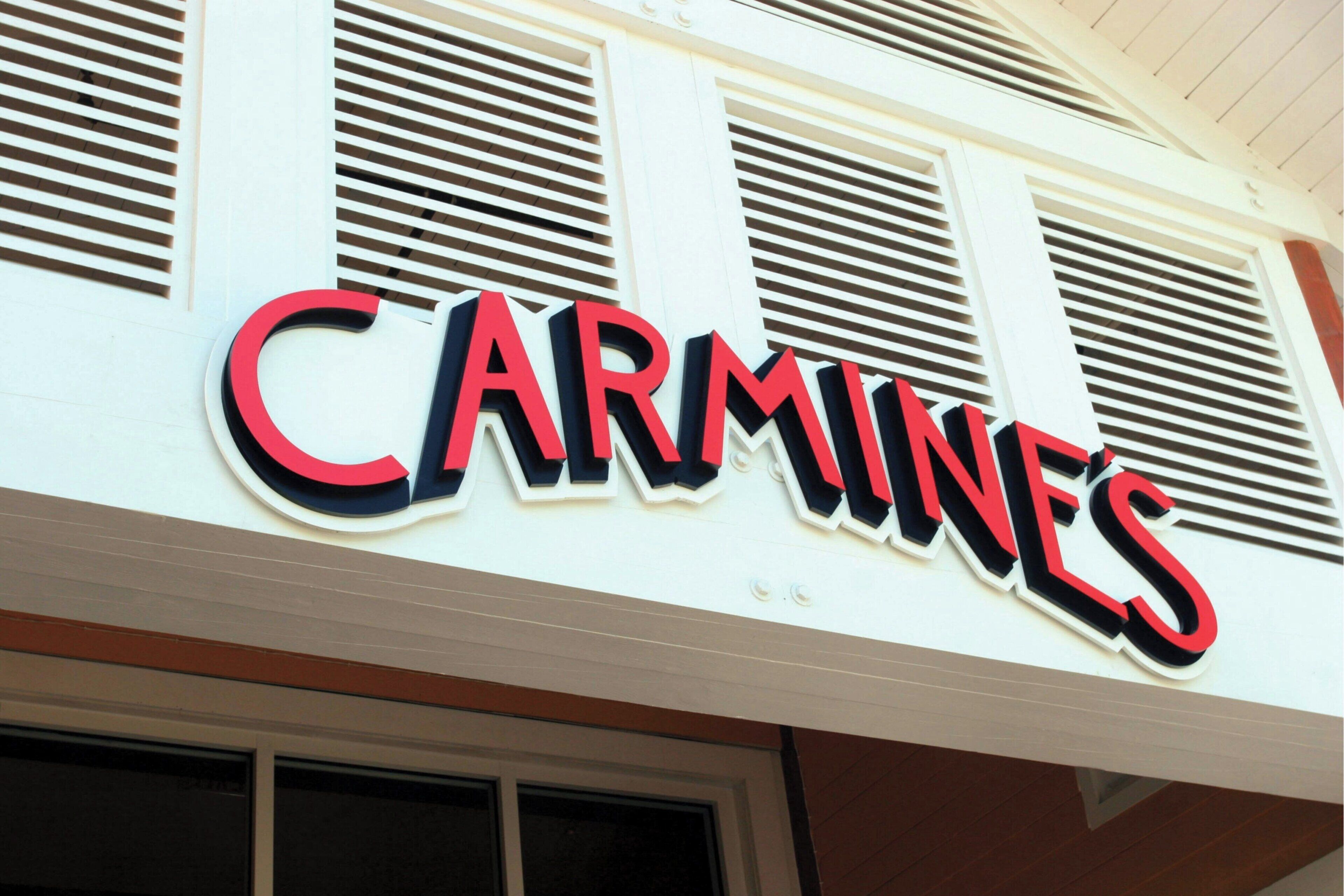 Un edificio con el letrero 'CARMINES' bien visible.