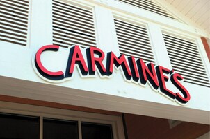 Un edificio con el letrero 'CARMINES' bien visible.