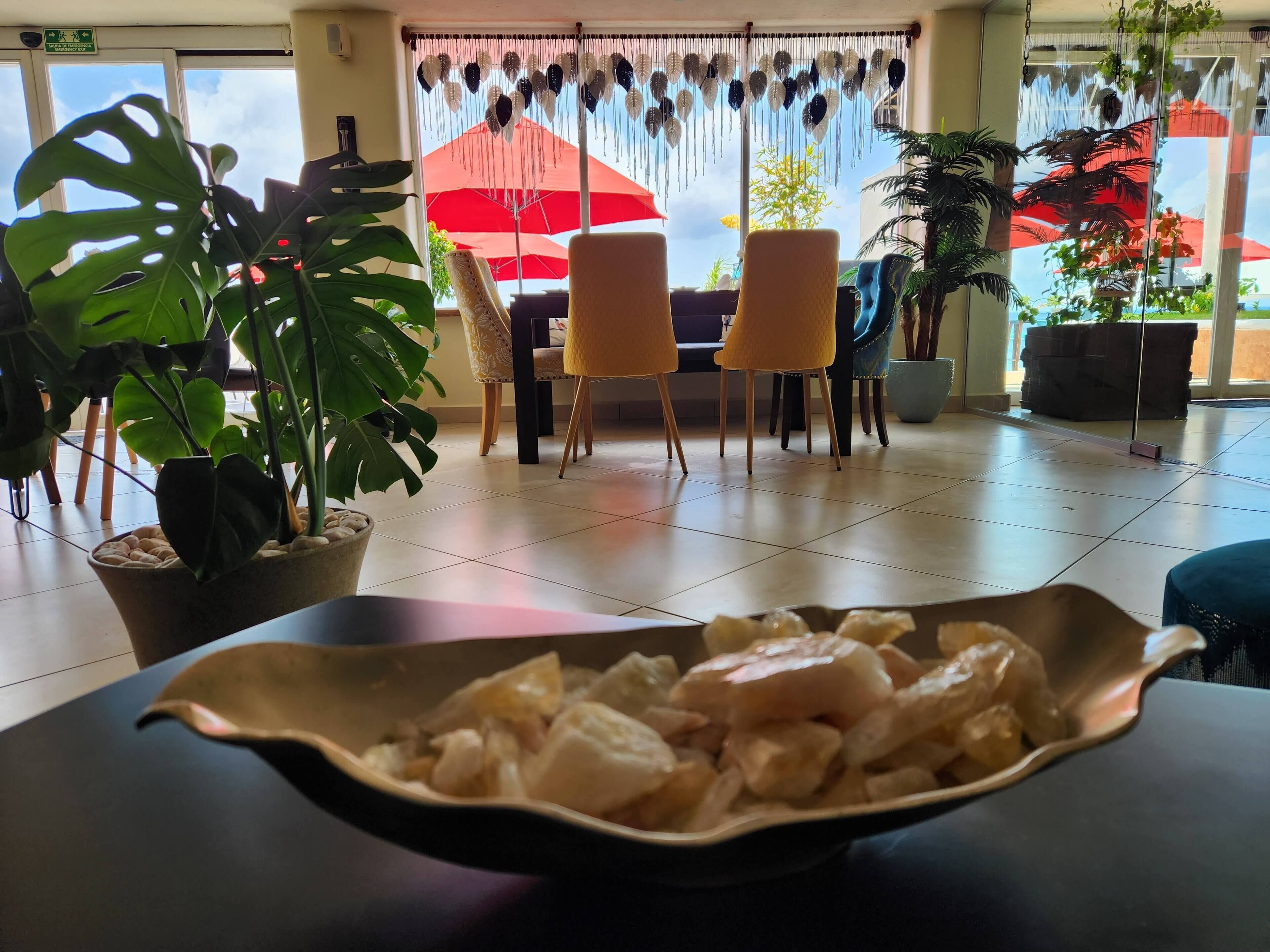 breakfast, lunch and brunch served