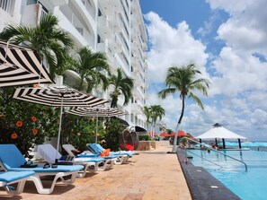 Outdoor pool, open 7:00 AM to 10:00 PM, pool umbrellas, pool loungers - Coral Princess Hotel & Dive Resort (Cozumel)