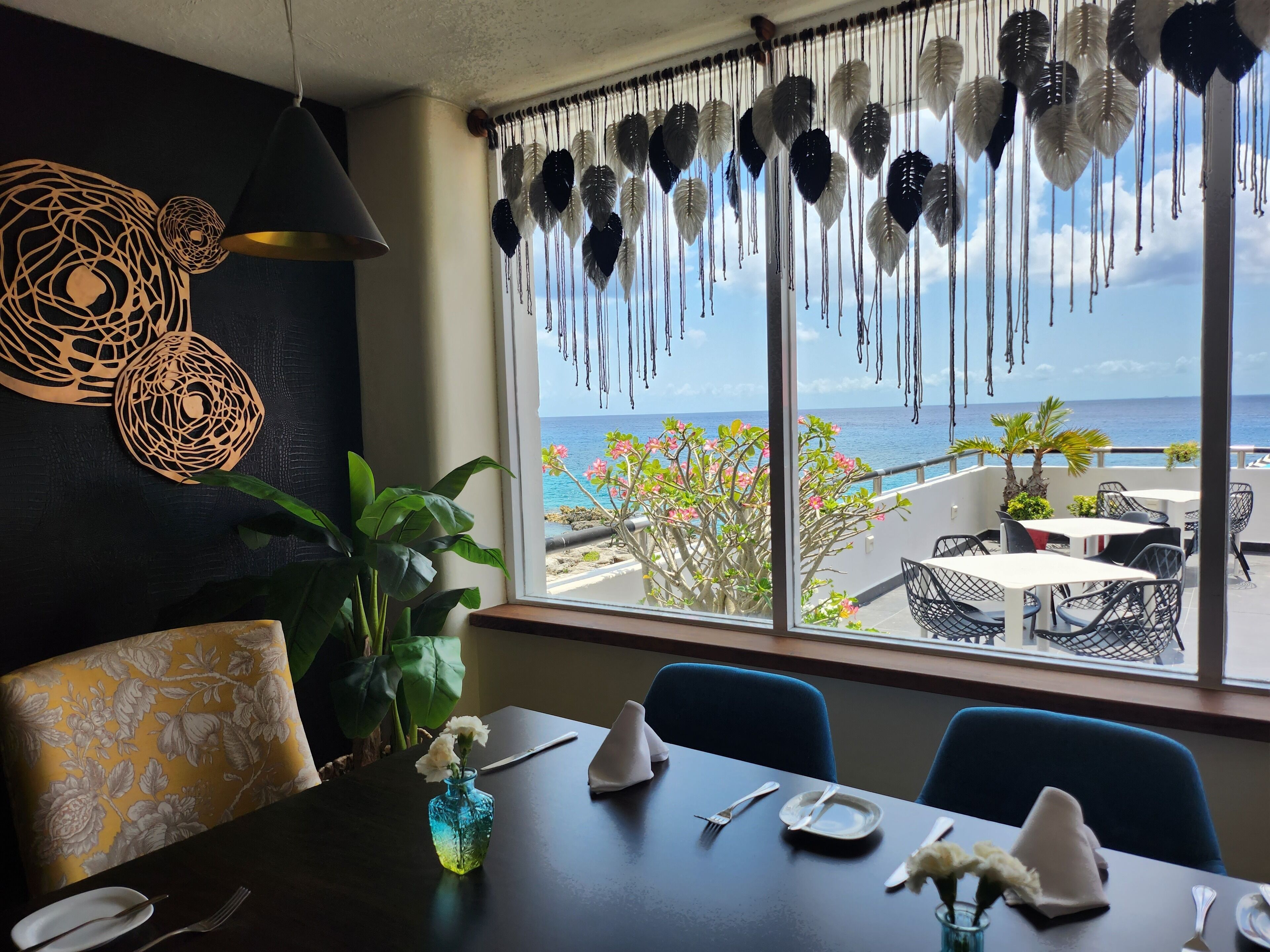 breakfast, lunch and brunch served