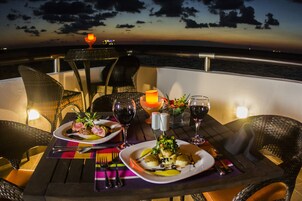 Breakfast, lunch and brunch served